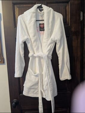 Fleece Women's Plush White Robe - Cozy Hooded Bathrobe